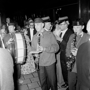 854197 Afbeelding van een blaaskapel tijdens de aankomst van de Wageningse studenten op het N.S.-station Nijmegen, na ...